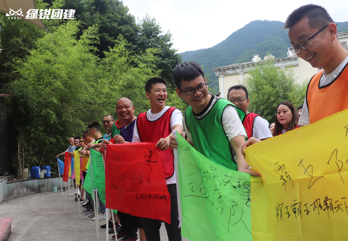 陕西馨亿商贸--终南山寨团建