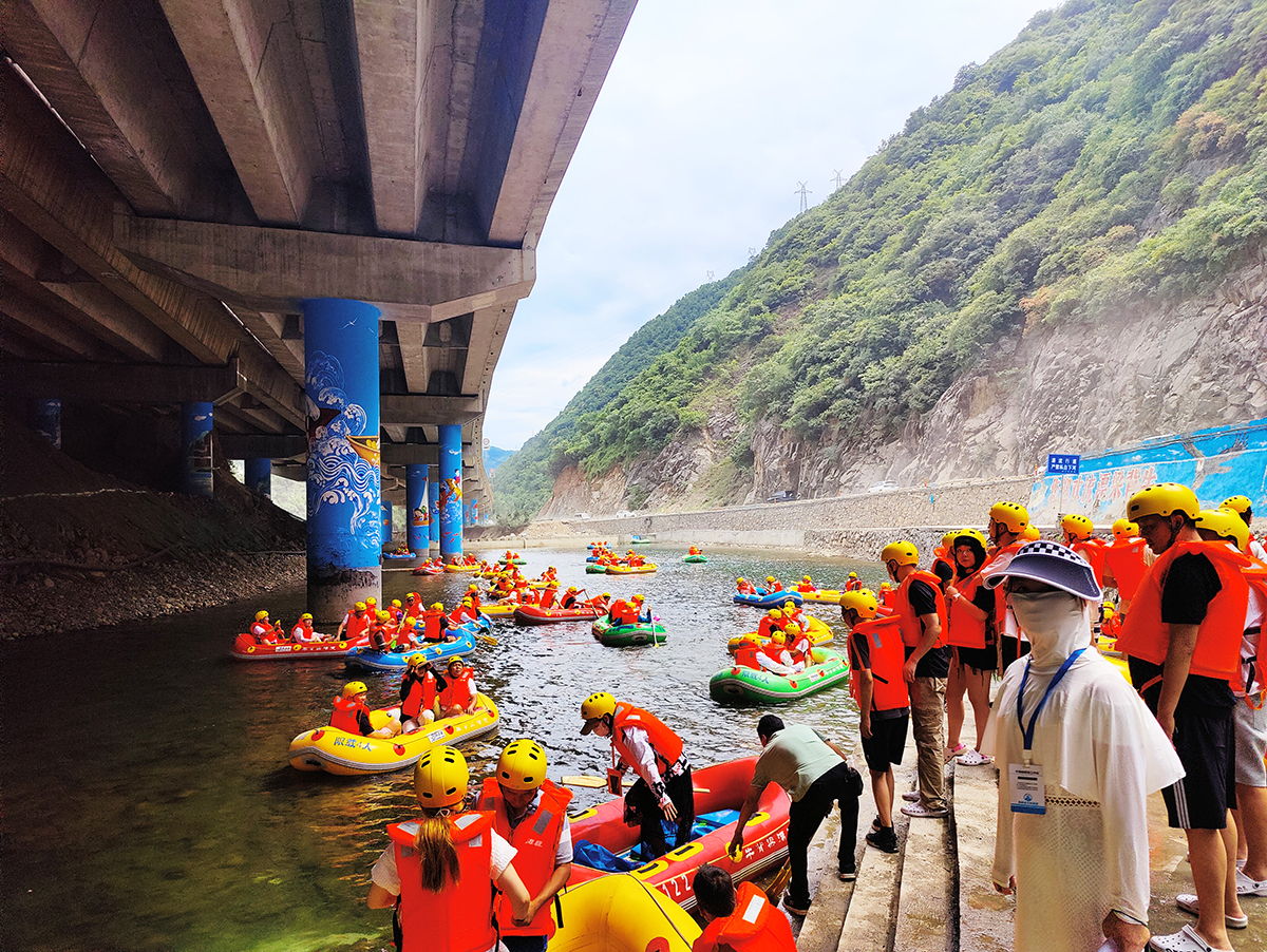 牛背梁漂流团建