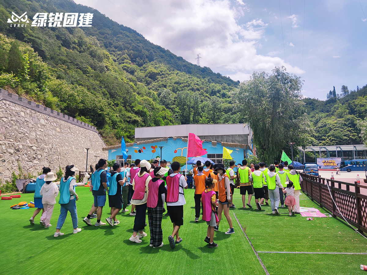 三维通信--牛背梁漂流+飞盘团建