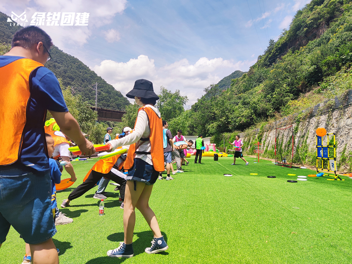 三维通信--牛背梁漂流+飞盘团建