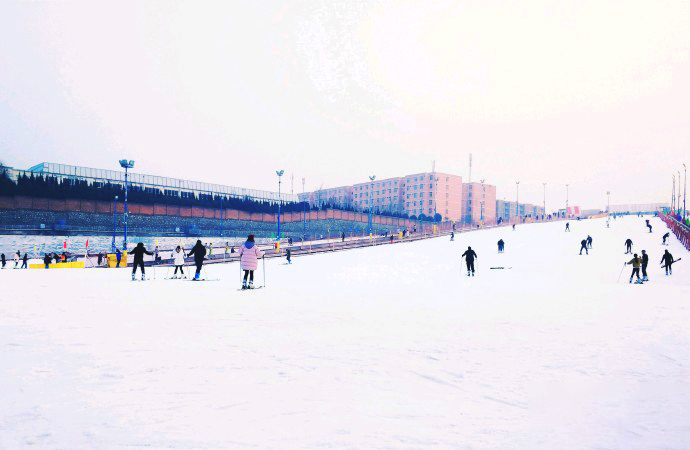 西安--白鹿原影视城滑雪场