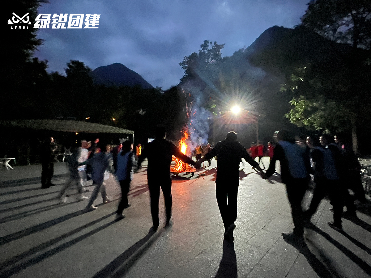西诺稀贵--九龙湾团建拓展+旱地冰壶+篝火晚会+户外徒步