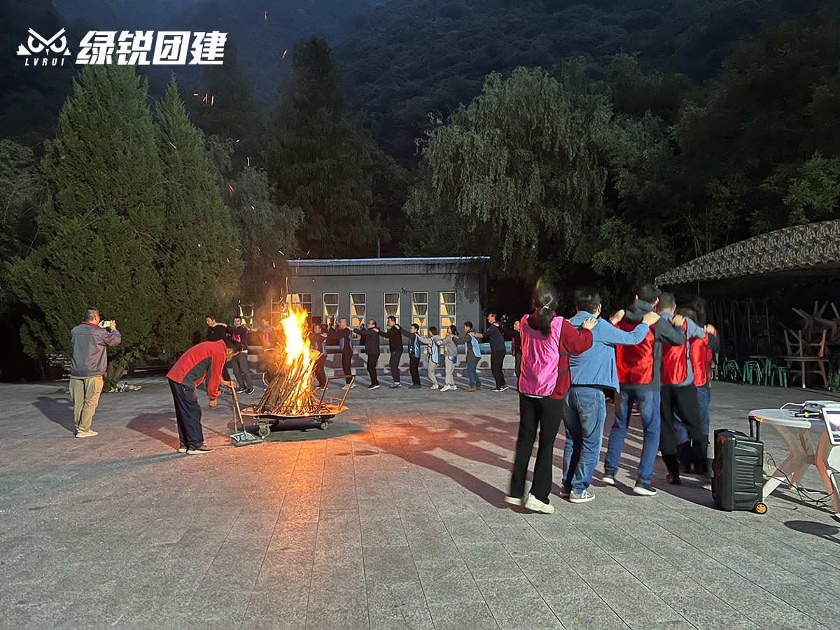 西诺稀贵--九龙湾团建拓展+旱地冰壶+篝火晚会+户外徒步